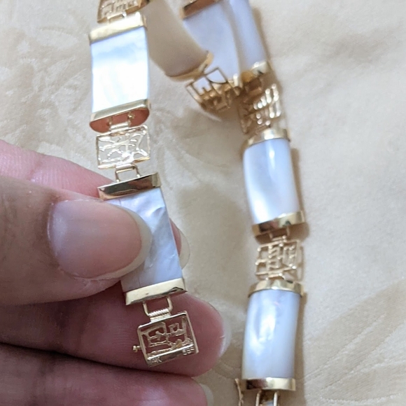 14k Solid Gold White Shell Pearl Bracelet - Picture 2 of 7